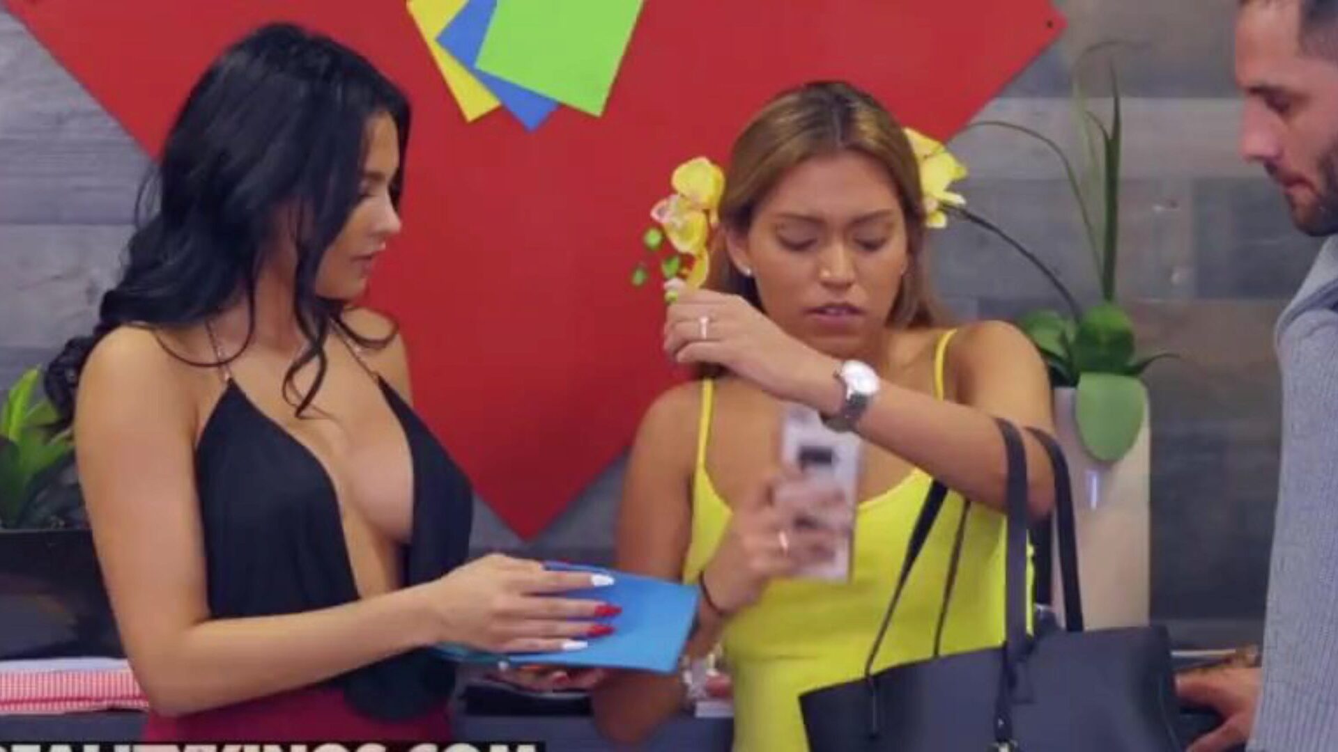 卑劣なセックス、巨乳ラリンの女の子セレナサントスはスタッドをチートさせます-リアリティキングス