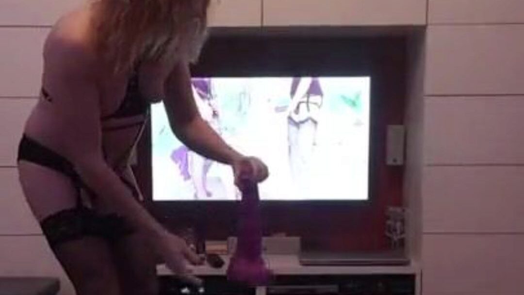 私のお尻で計り知れない巨大なバイブレーターに乗る大きな巨大な巨大なセックスツールお尻クソガズーa-穴非専門家自家製ブリット英国熟女古いナイロンランジェリージョントーマスfucktoysソロポストopボーディクレフトエセックスエンジェルリサエセックスドキシ