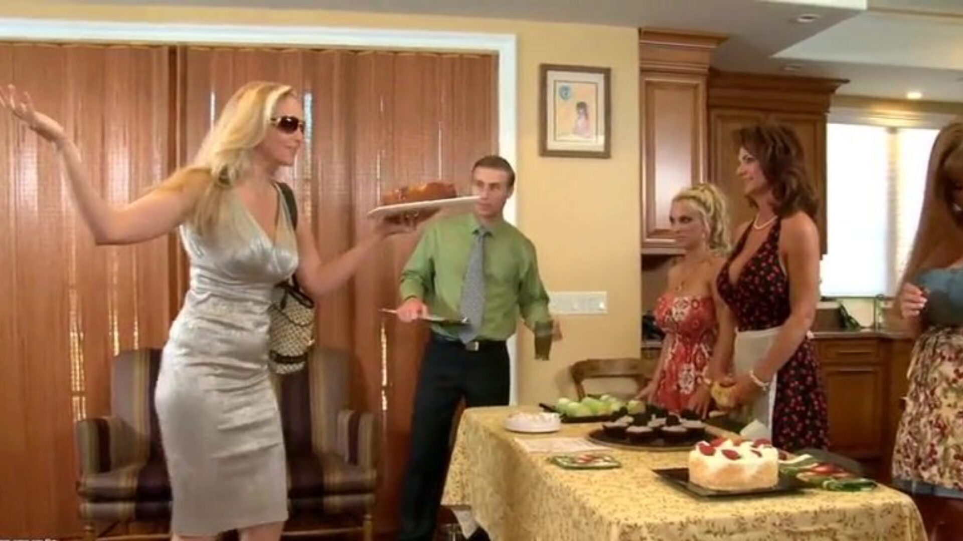 mamii Darla Crane, Holly Halston și Julia Ann împărtășesc butonul