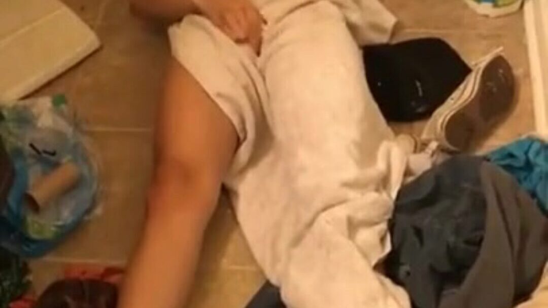 Adolescente pillada masturbándose en el suelo del baño