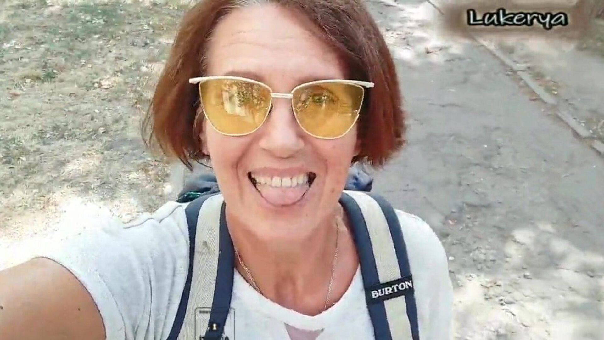 lukerya在一个穿着绿色蕾丝的寂寞迷人主妇的树林中散散步，在客房中完成直播，并通过实况摄像头讲话并展示裸体形象