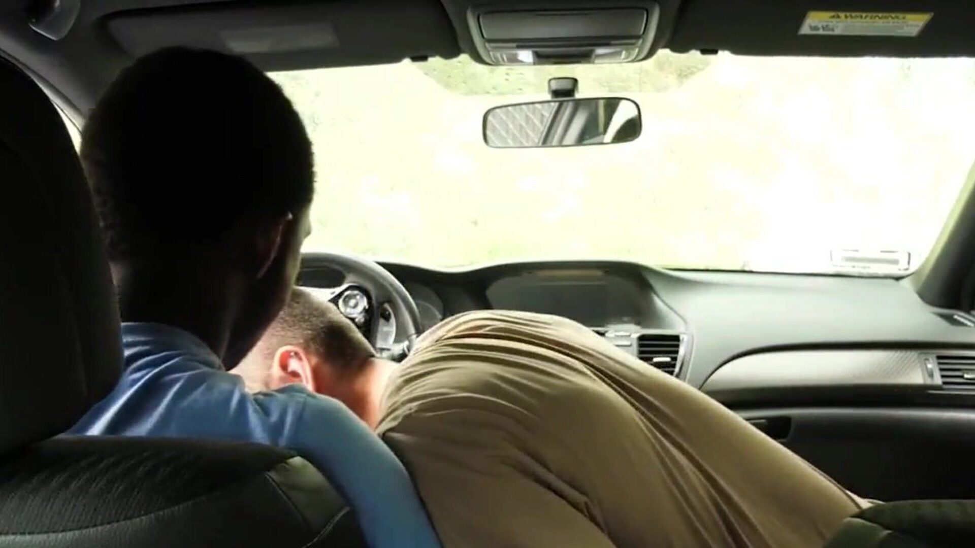 vrouw vindt man met buddy's lul in zijn mond ... kijk hoe vrouw man vindt met buddy's lul in zijn mond