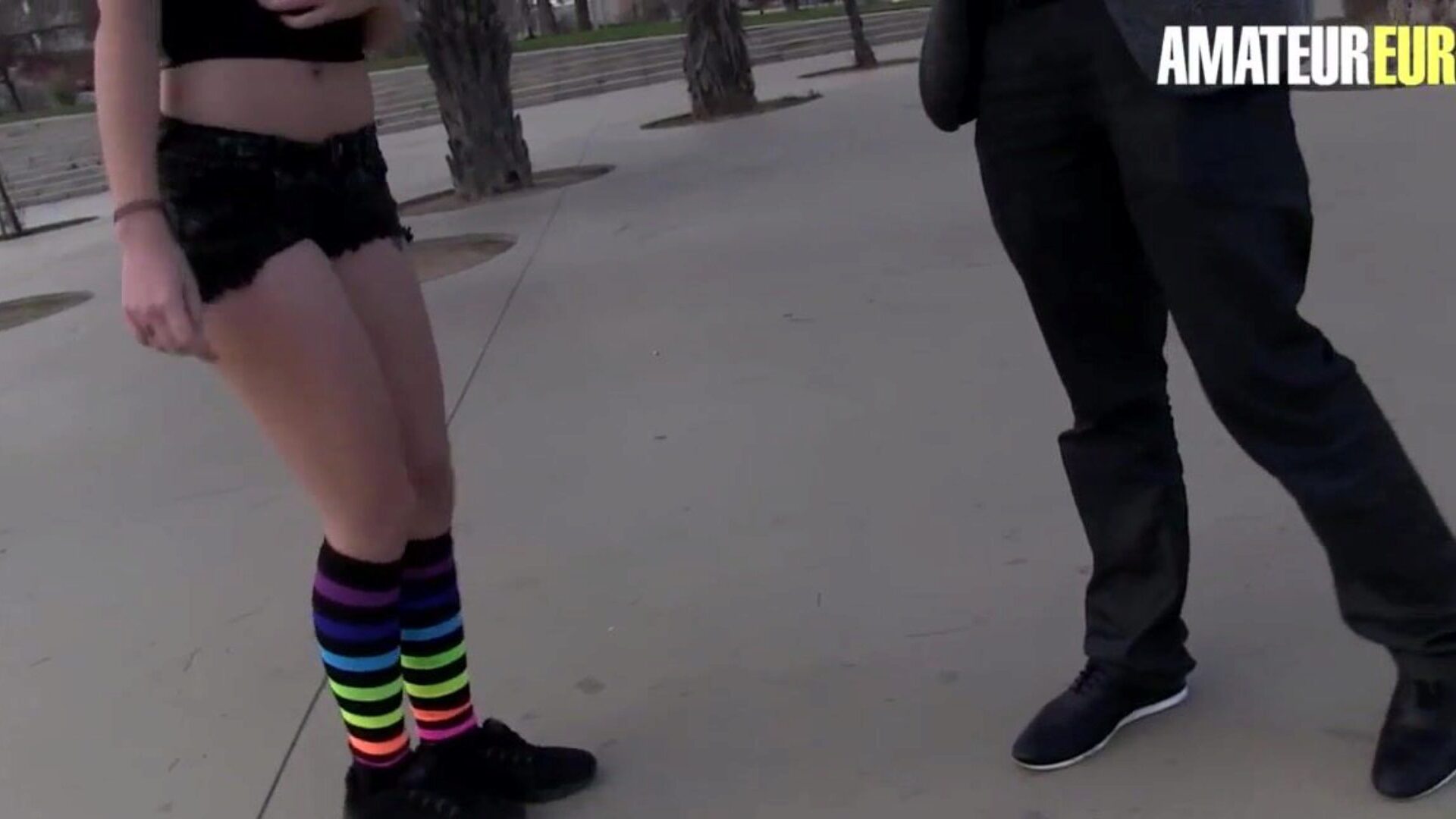 Amateur Euro - Amateur Junge von der Straße hat Dreier Sex mit Lilyan Red und ihrem Begleiter