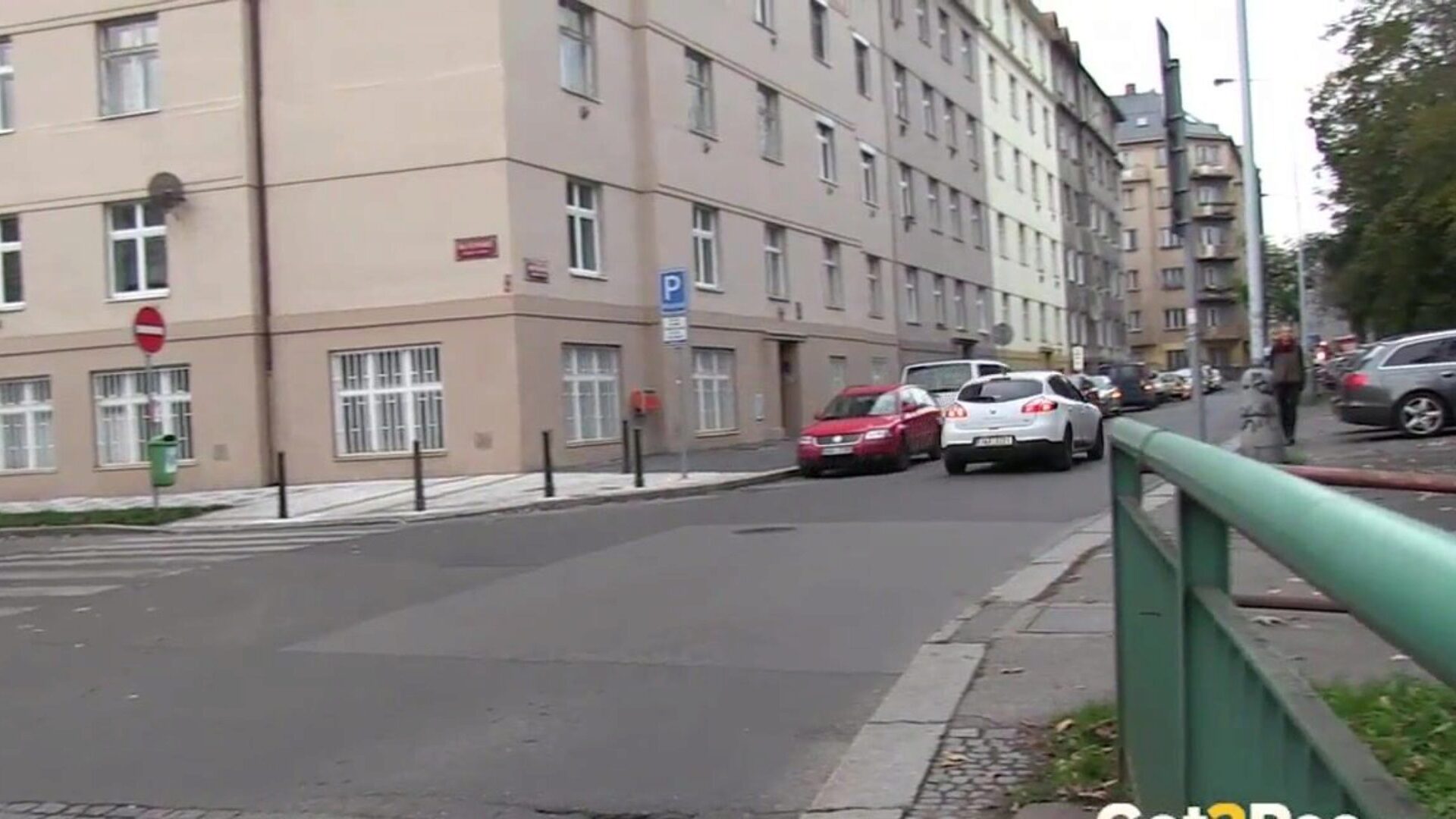venkovní pisses v noci pro roztomilé blondýnky