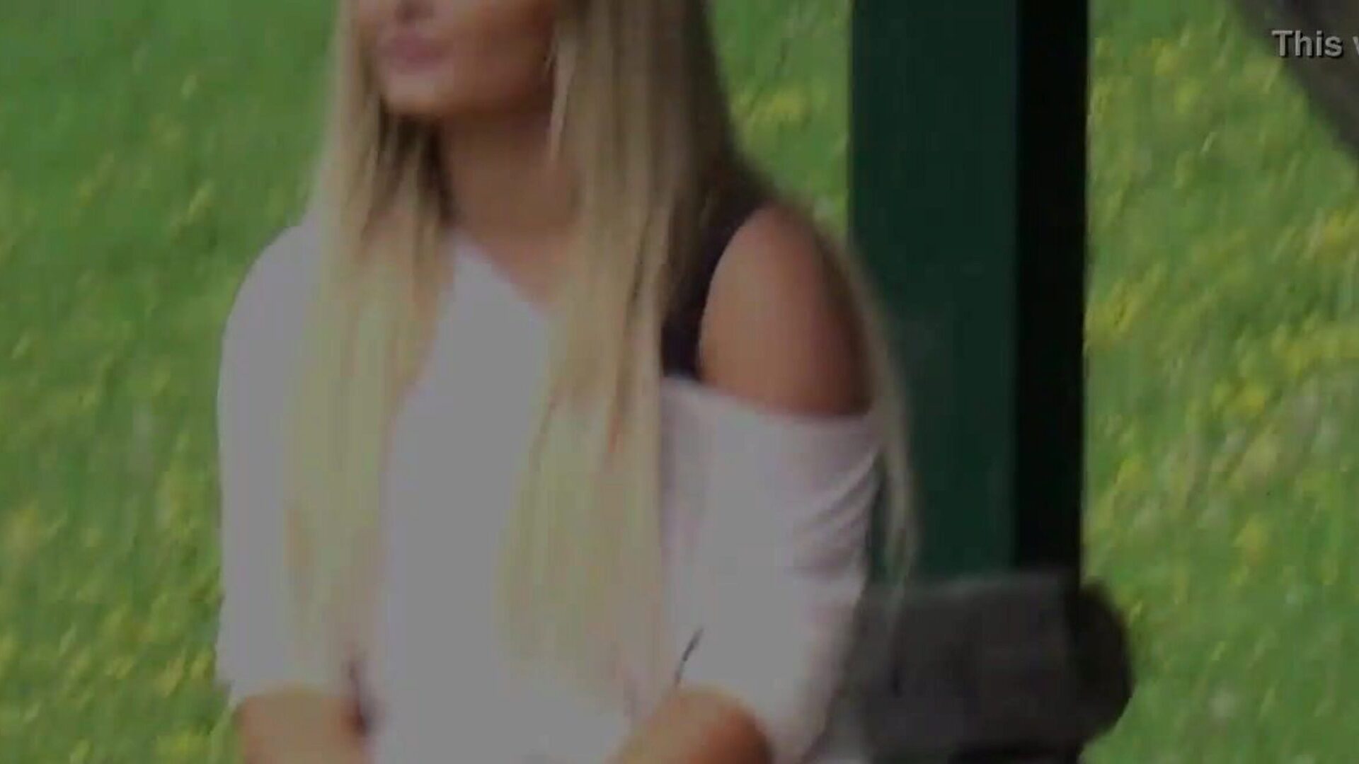 veřejné chcaní nechává kalhotky této blondýnky promočené!