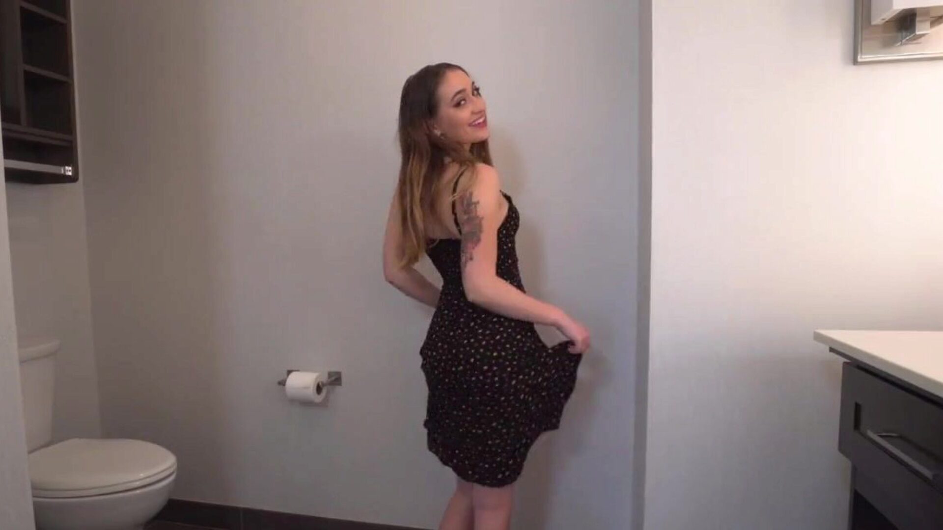 famiglia viziosa - sera ryder - sorellastra svestita pompando in webcam