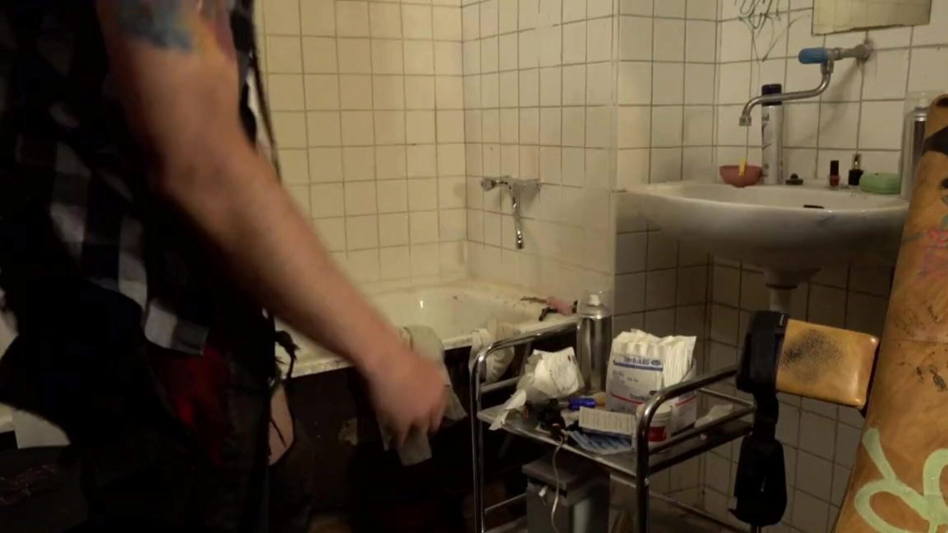 pervers familie - mor med sin søn straffet fræk datter red dig selv, hvis du kan! ingen i familien har set susan, der blev annulleret urin, hun løb rundt om boligen, fordi hendes svigerdatter Anna ønskede at spille rollen som en floozy som svigermor sandra.