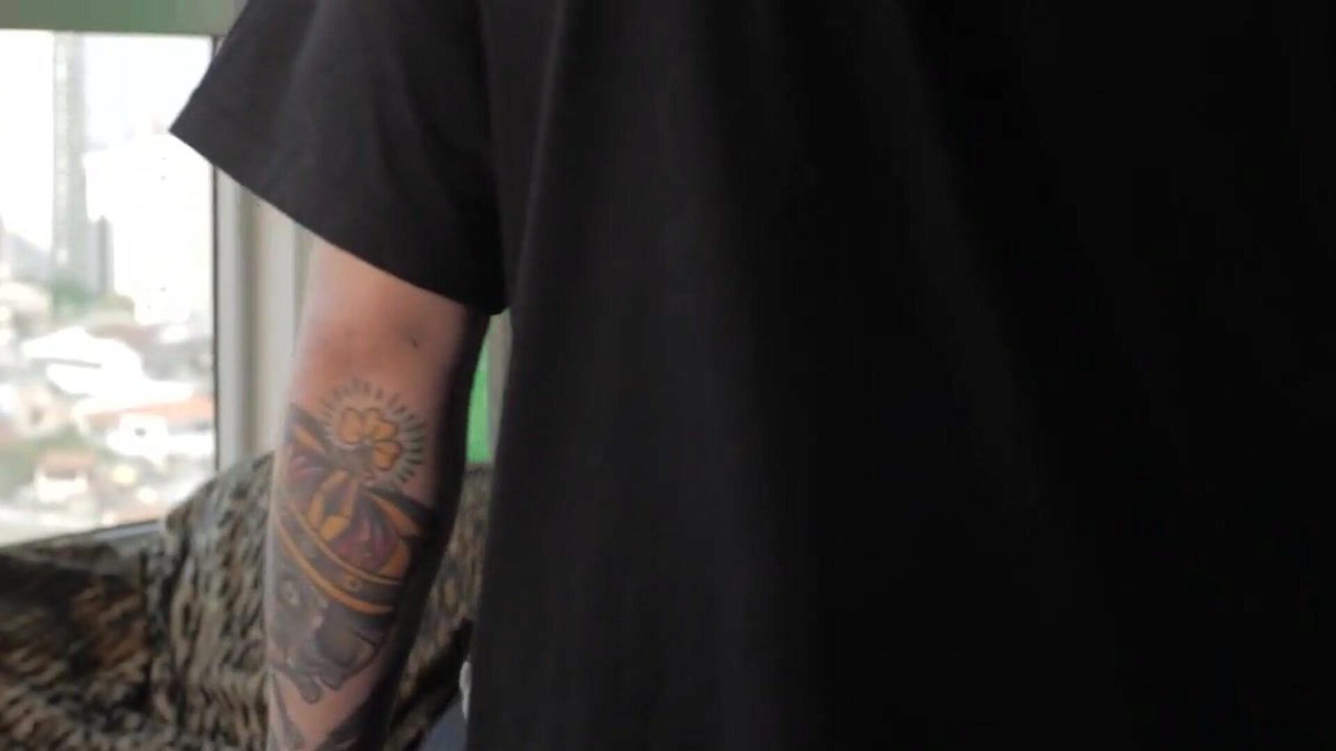 50tinha - big pecker pequenino garanhão fodendo uma puta tatuada hawt fugindo | carol fenix e pistolinha ator