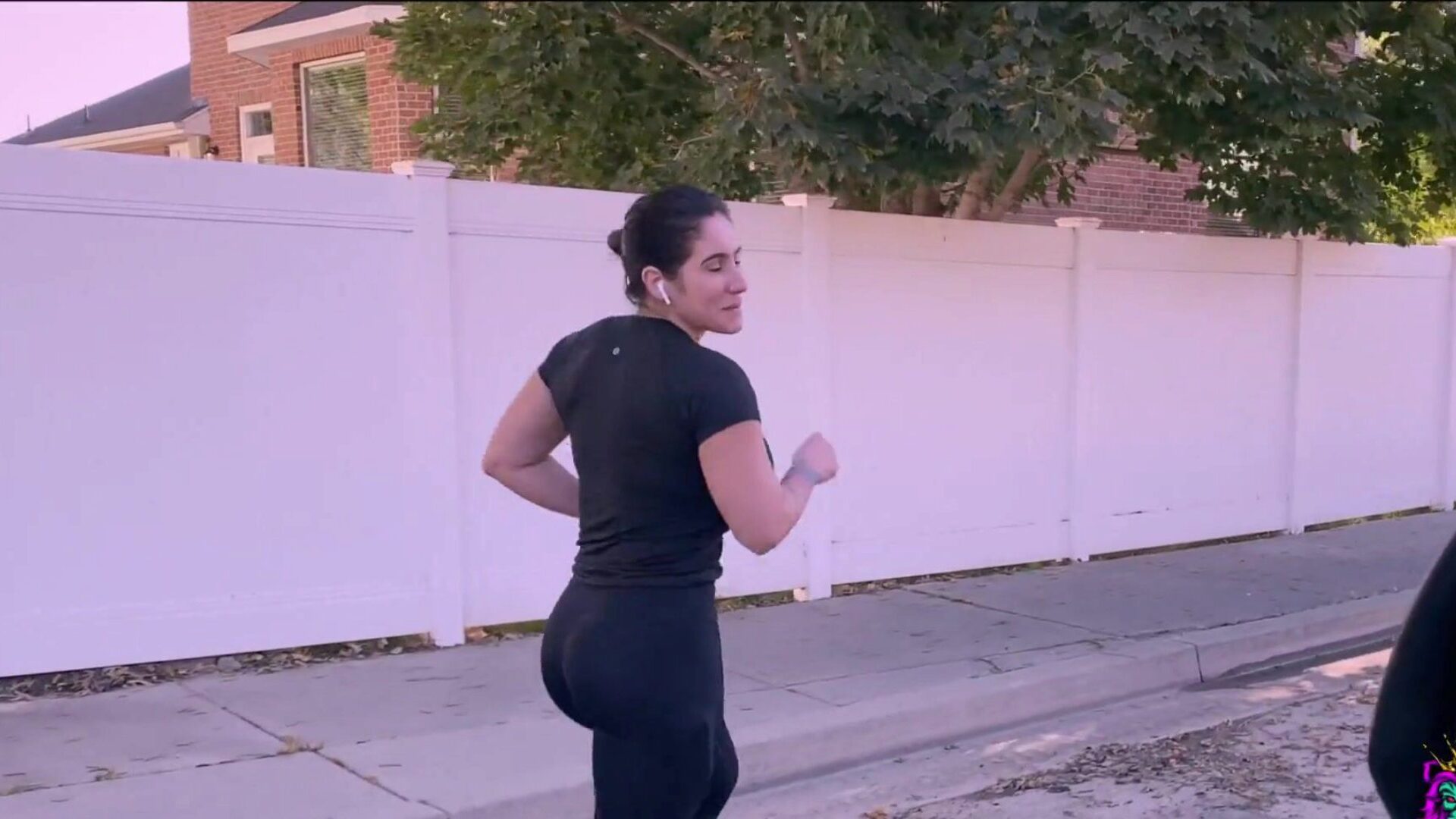Big Ass Brunette Stops her Run to Suck a Dick and Ended up with her Sweaty Pussy Fucked.