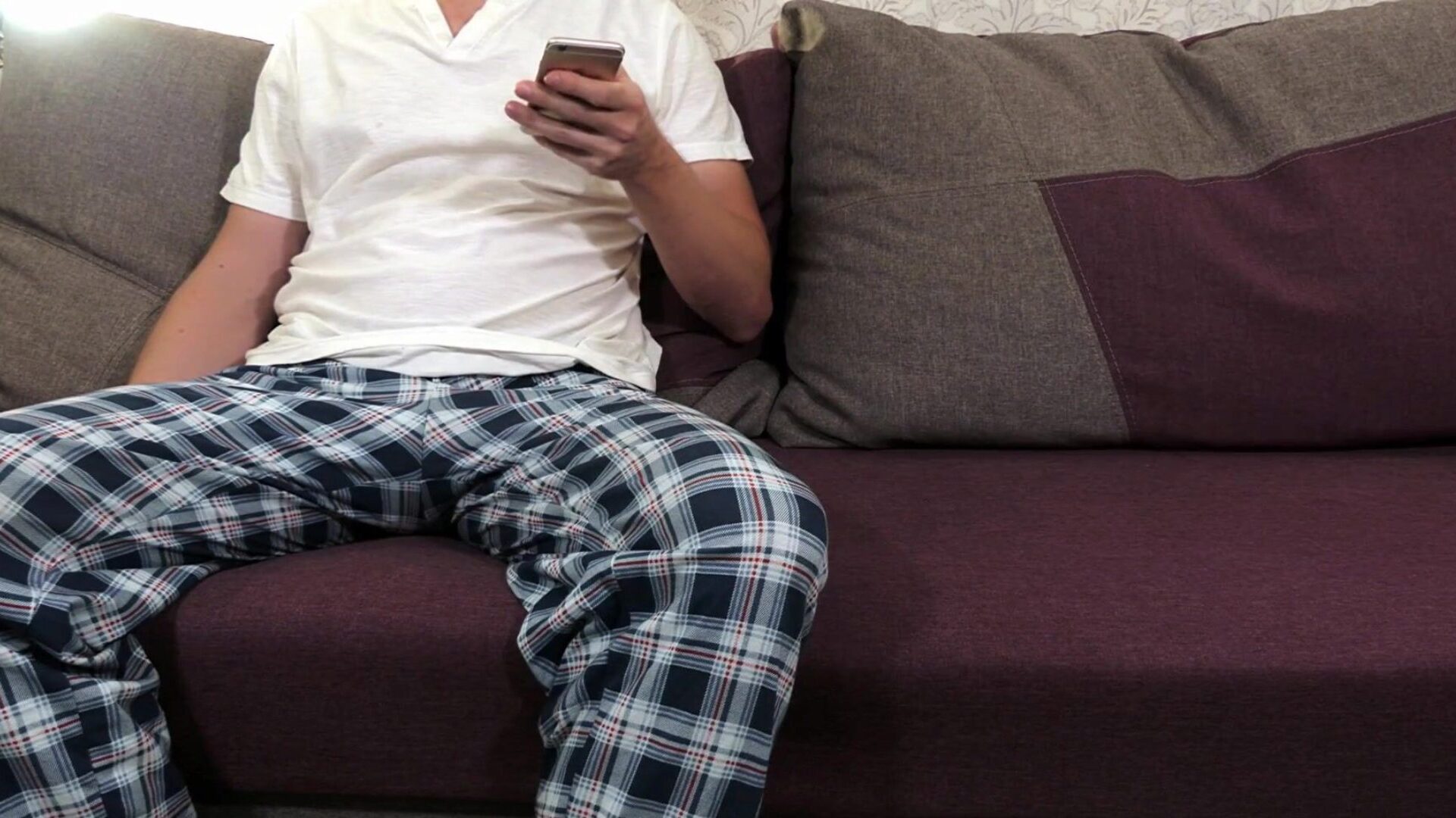 彼は今夜も忙しいですが、私はとても角質です私を激しくファックしてください