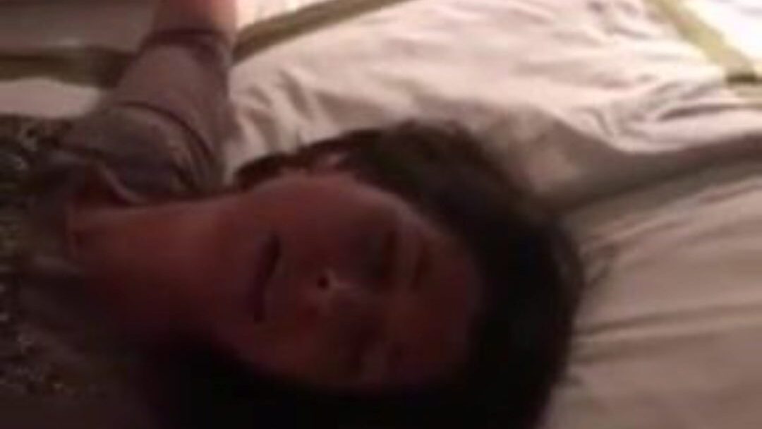 cuckold echtgenoot houdt ervan om te zien hoe zijn sexy vrouw wordt geneukt door bbc