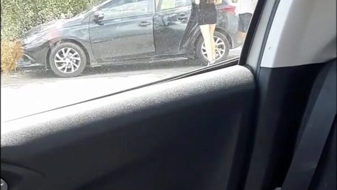 Hey Mann, teile deine versaute Frau mit mir im Auto. Ich sehne mich danach, ihren Mund zu ficken - Teil 1