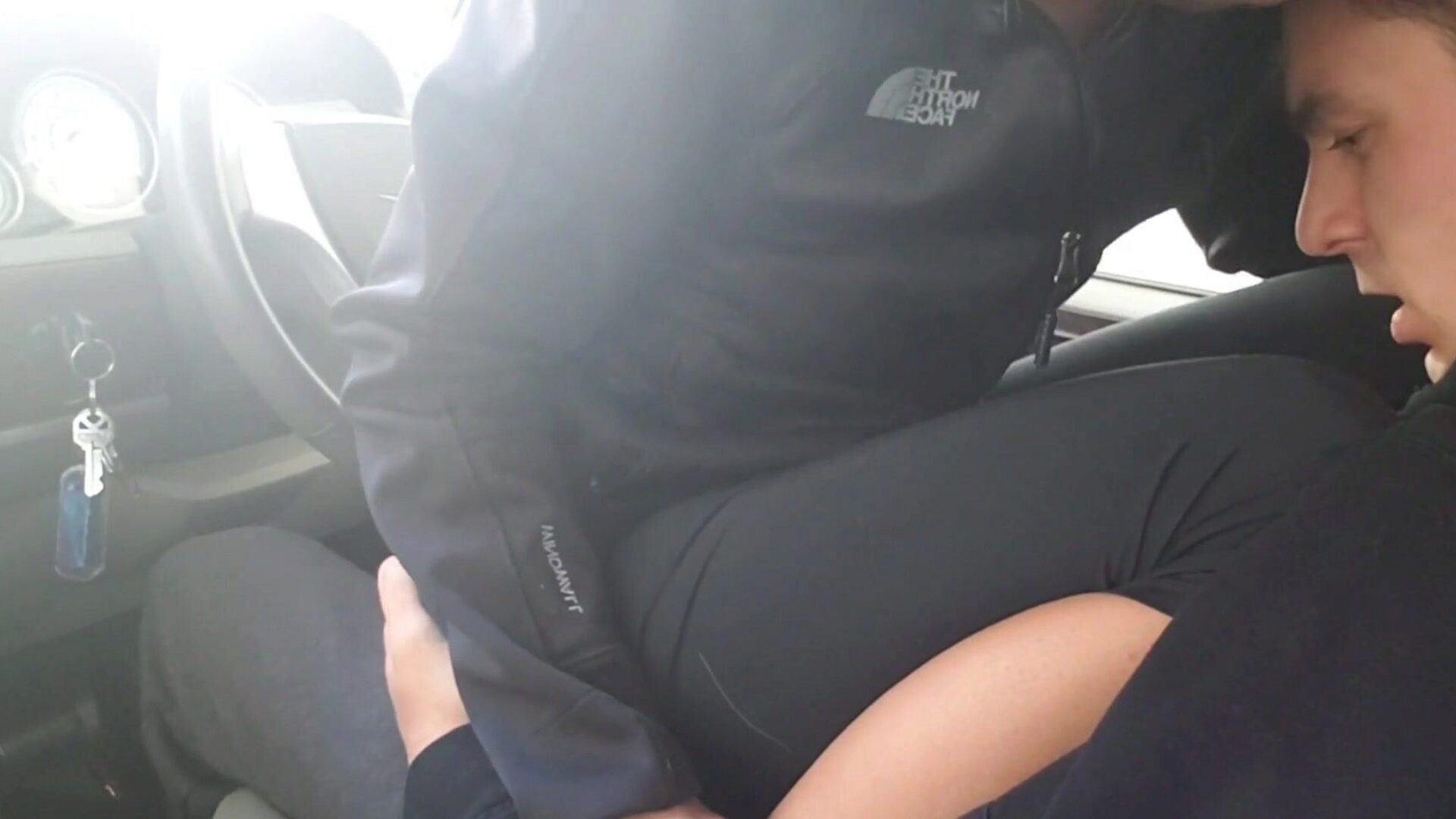 寒さで立ち往生：熱いカップルが車を暖める-ディックライドオーガズムを叫ぶ
