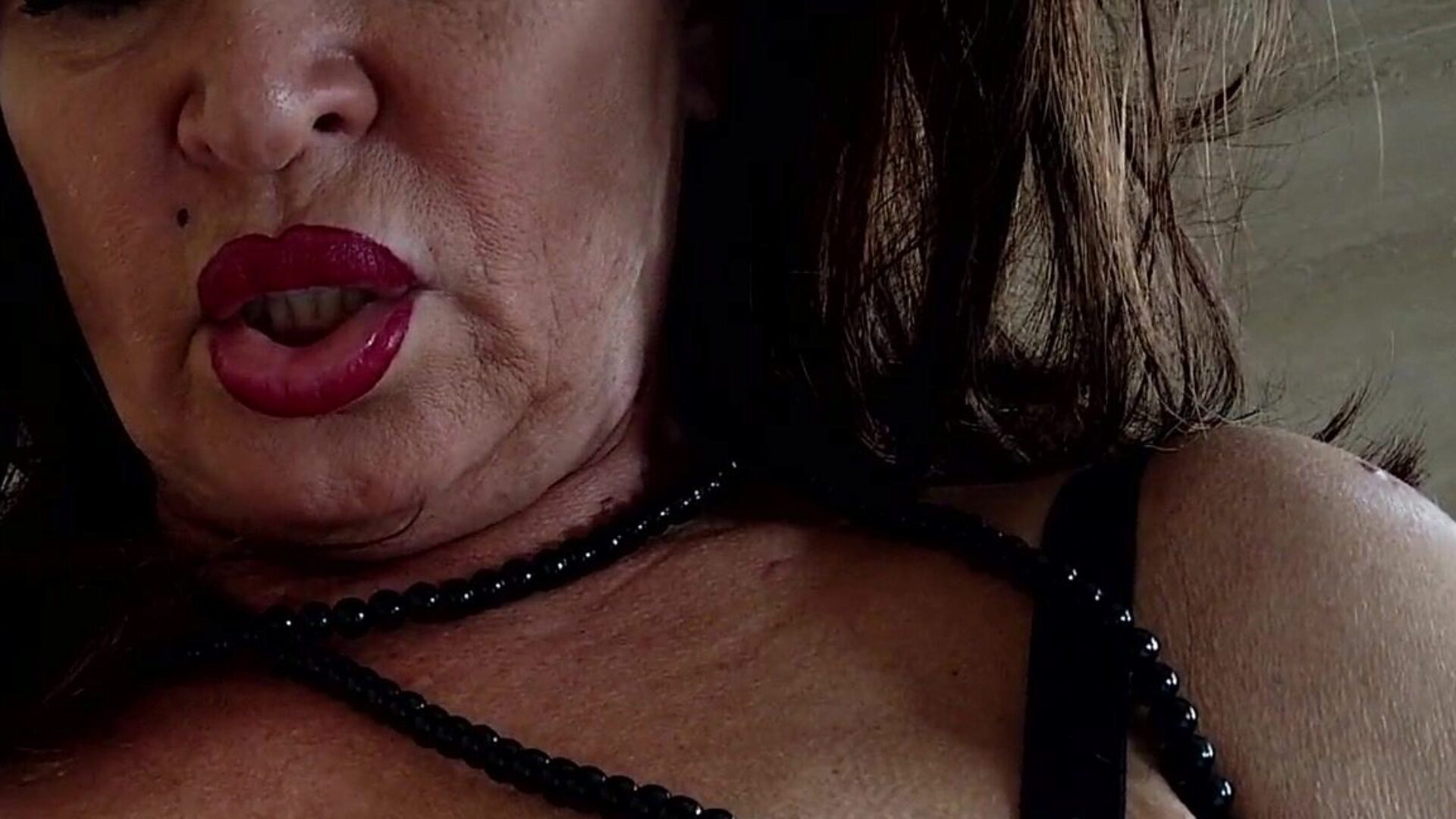 القديمة وقحة هو dildoing أماندا مورينو هو التمسيد
